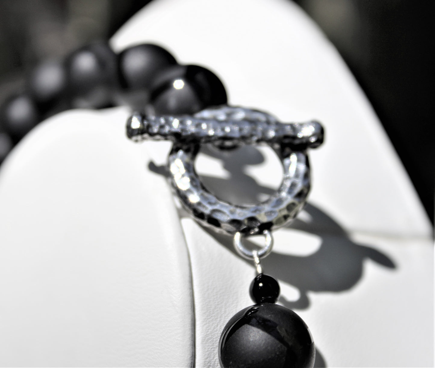 Onyx bead with lightening pattern