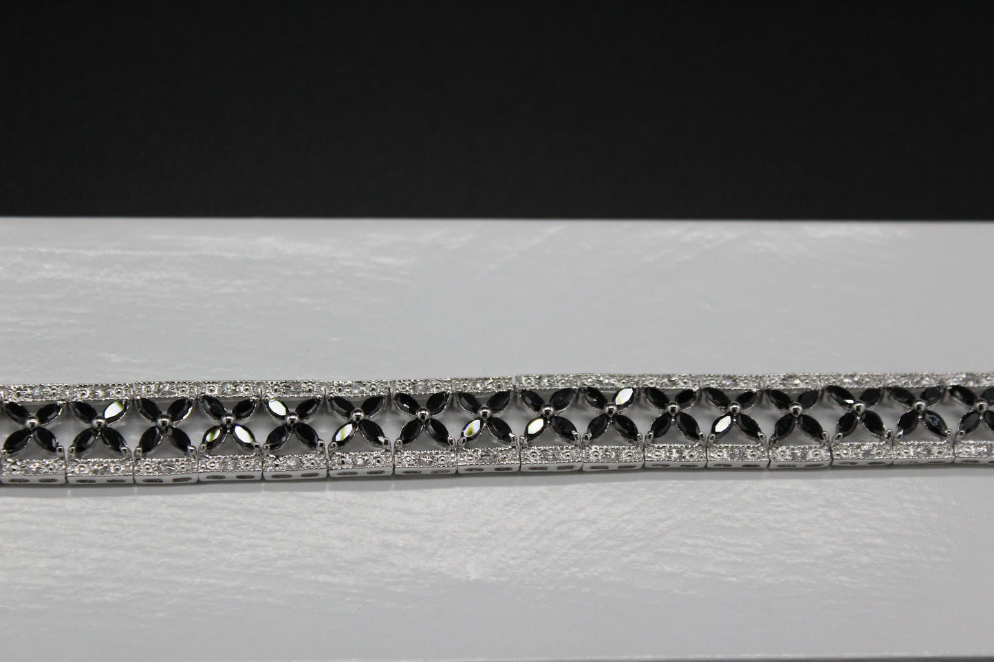 Black and White Simulate Bracelet