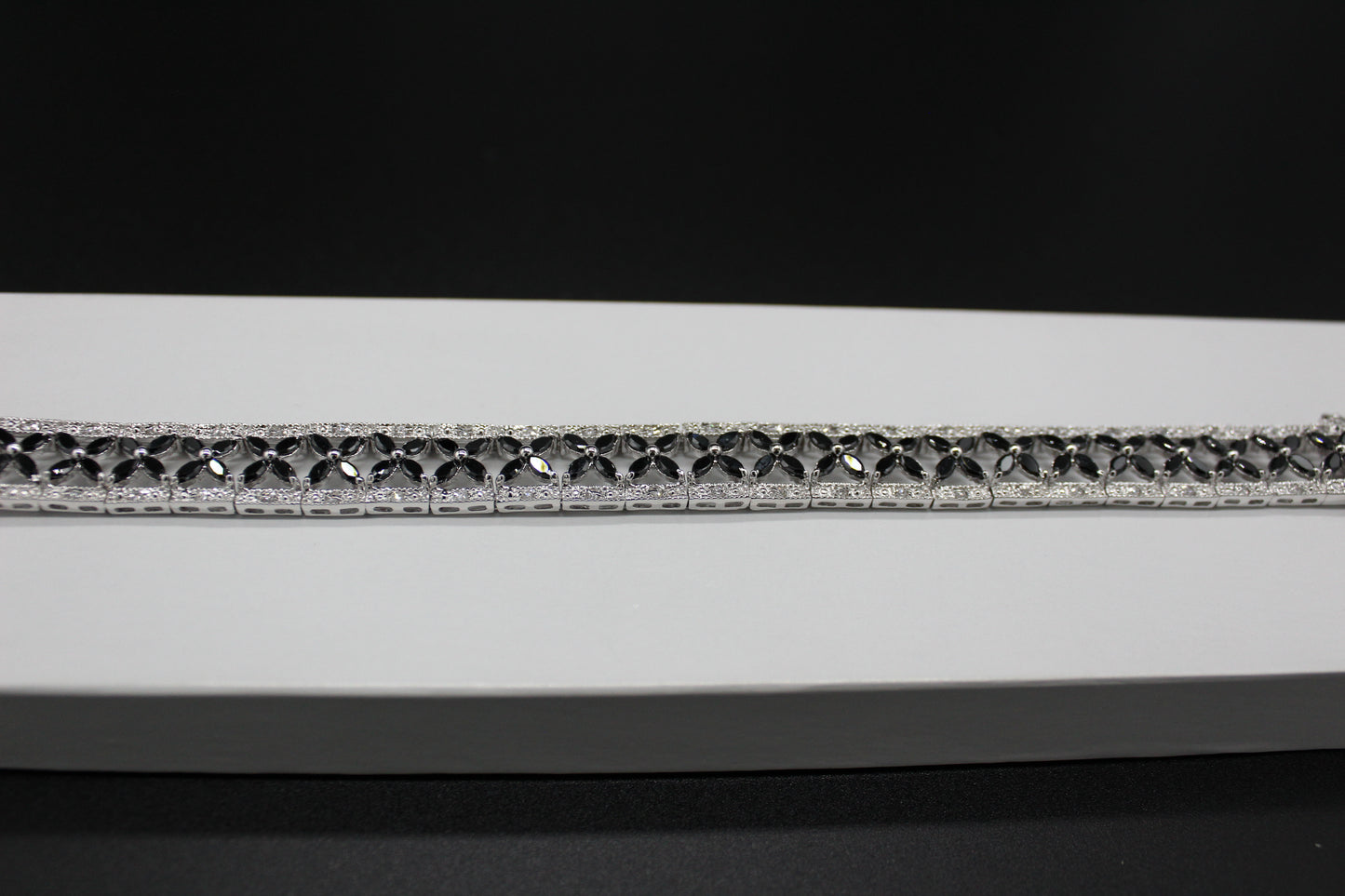 Black and White Simulate Bracelet