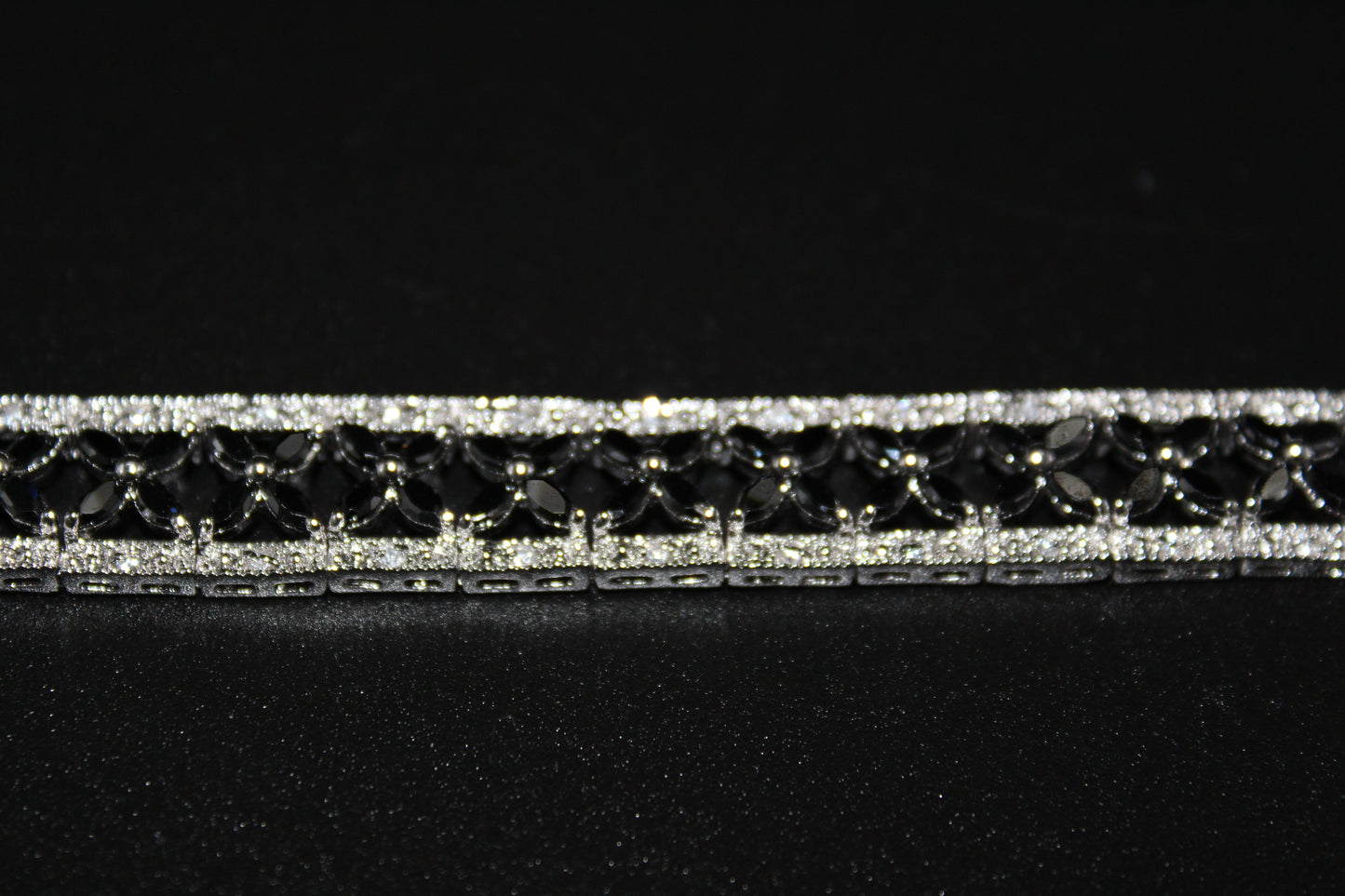 Black and White Simulate Bracelet