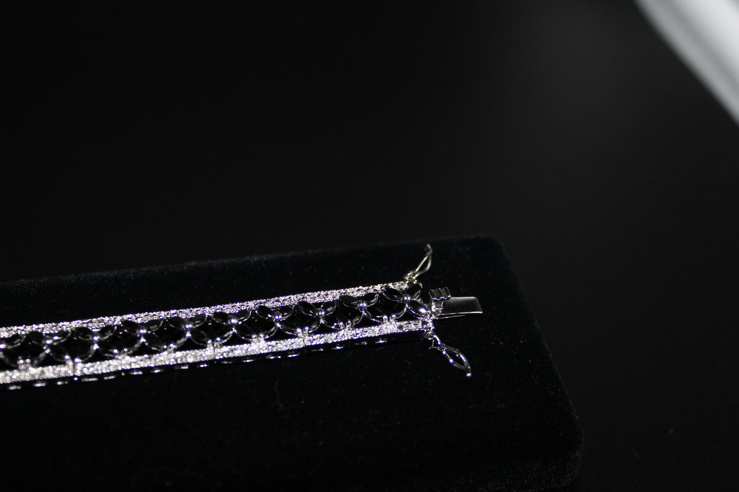 Black and White Simulate Bracelet