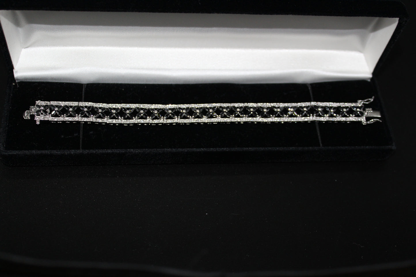 Black and White Simulate Bracelet